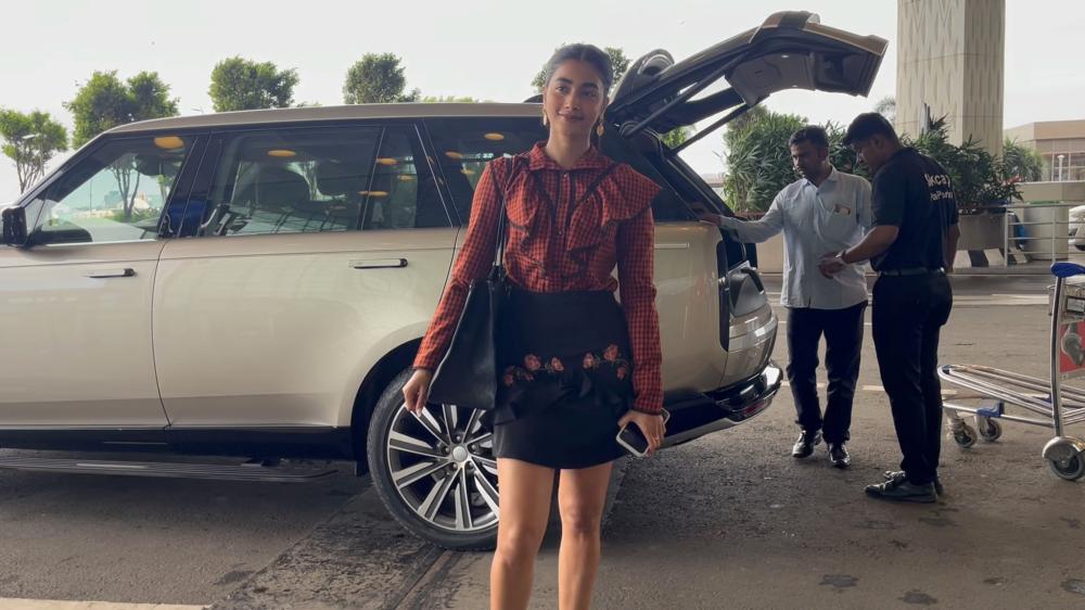 pooja-hegde-was-spotted-at-the-airport-flying-out-of-mumbai